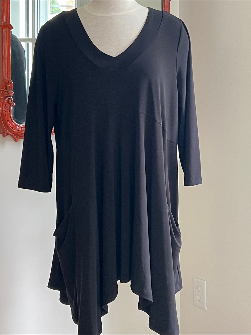 Women's Black V-Neck Tunic Top with Pockets